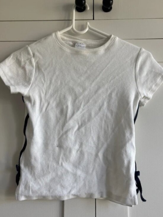 Zara Tops - Zara white & navy baby tee with slit & bow detail 🎀